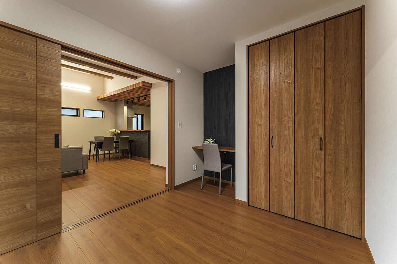 横尾材木店 【1300万円台】夫婦2人暮らしにちょうどいい平屋 2LDK／勾配天井／バリアフリー／LDK18帖＋居室6帖の大空間の建築実例画像6