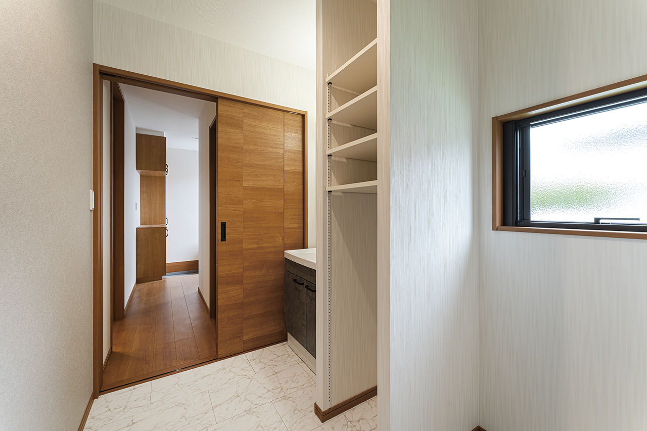 横尾材木店 【1300万円台】夫婦2人暮らしにちょうどいい平屋 2LDK／勾配天井／バリアフリー／LDK18帖＋居室6帖の大空間の建築実例画像7