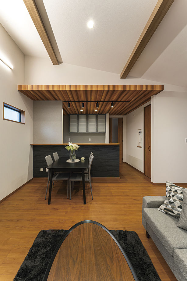 横尾材木店 【1300万円台】夫婦2人暮らしにちょうどいい平屋 2LDK／勾配天井／バリアフリー／LDK18帖＋居室6帖の大空間の建築実例画像9