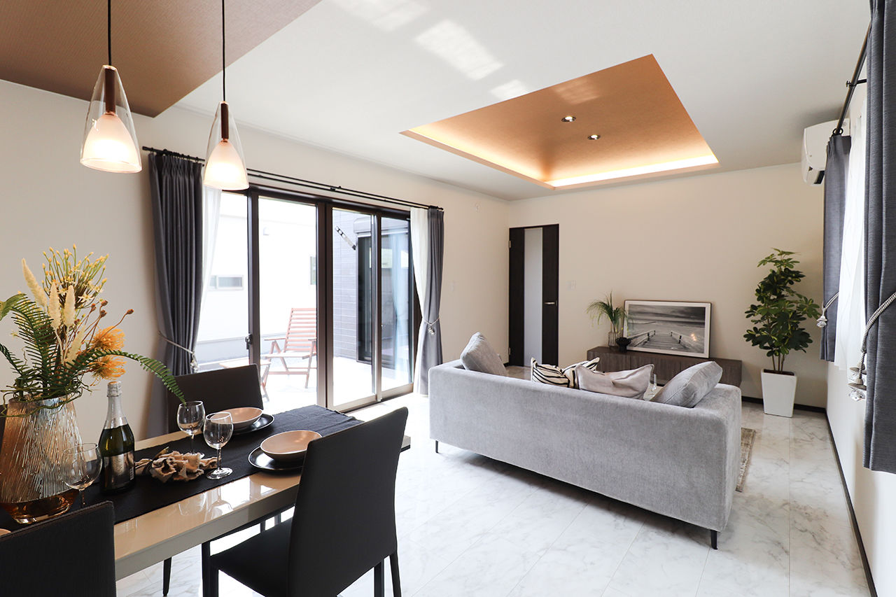 横尾材木店 【1800万円台】平屋／6帖のウッドデッキ／リゾートスタイル／石目調床材で高級感を演出／折り上げ天井の建築実例画像3