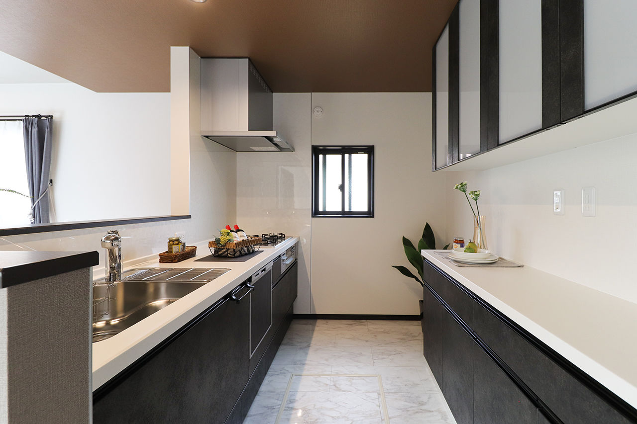 横尾材木店 【1800万円台】平屋／6帖のウッドデッキ／リゾートスタイル／石目調床材で高級感を演出／折り上げ天井の建築実例画像5