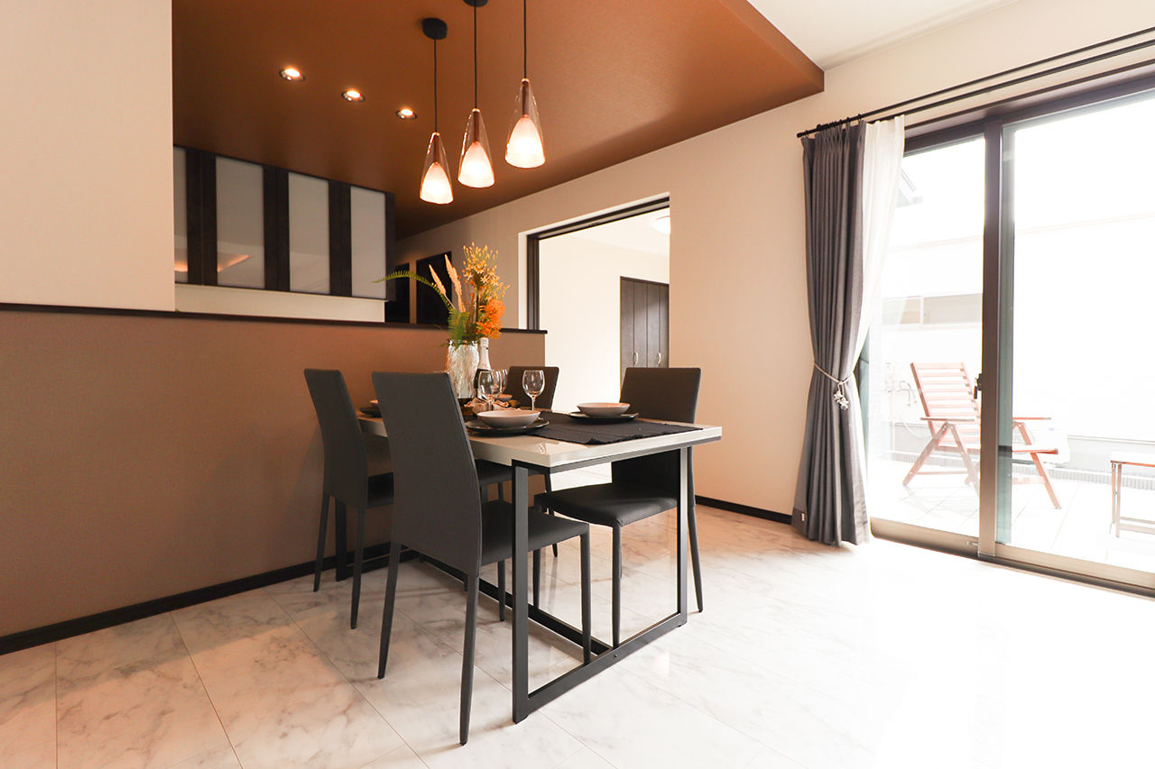 横尾材木店 【1800万円台】平屋／6帖のウッドデッキ／リゾートスタイル／石目調床材で高級感を演出／折り上げ天井の建築実例画像6