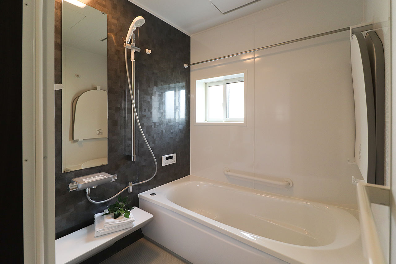 横尾材木店 【1800万円台】平屋／6帖のウッドデッキ／リゾートスタイル／石目調床材で高級感を演出／折り上げ天井の建築実例画像7