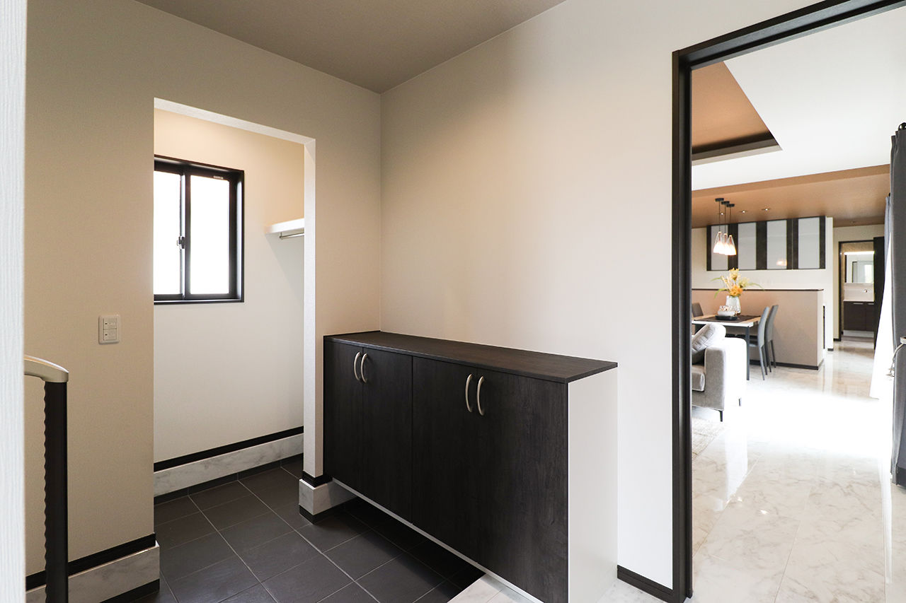 横尾材木店 【1800万円台】平屋／6帖のウッドデッキ／リゾートスタイル／石目調床材で高級感を演出／折り上げ天井の建築実例画像8