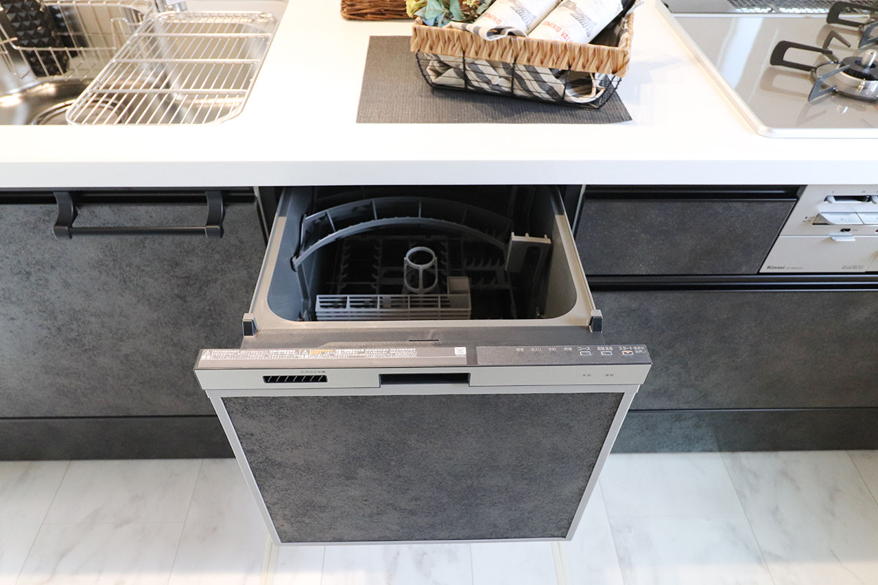 横尾材木店 【1800万円台】平屋／6帖のウッドデッキ／リゾートスタイル／石目調床材で高級感を演出／折り上げ天井の建築実例画像9