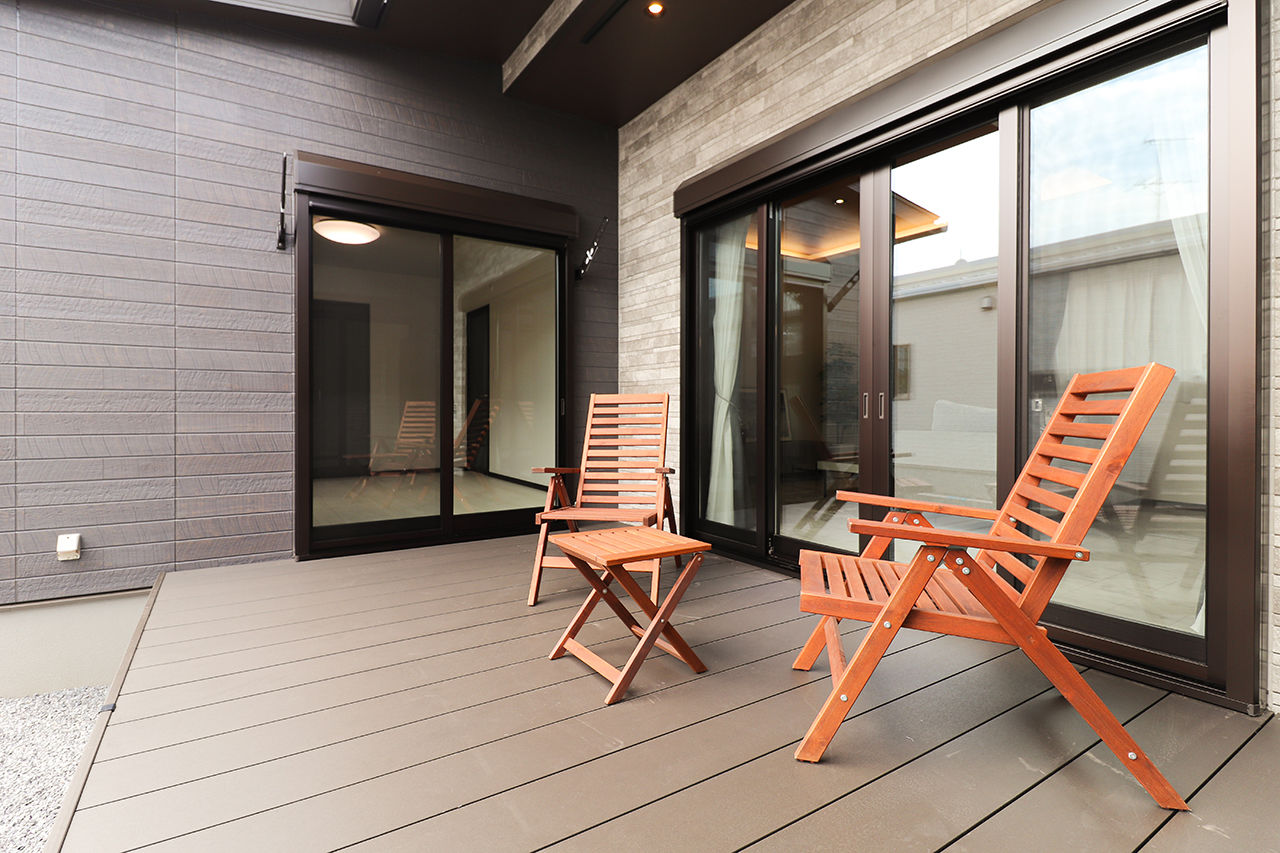 横尾材木店 【1800万円台】平屋／6帖のウッドデッキ／リゾートスタイル／石目調床材で高級感を演出／折り上げ天井の建築実例画像10