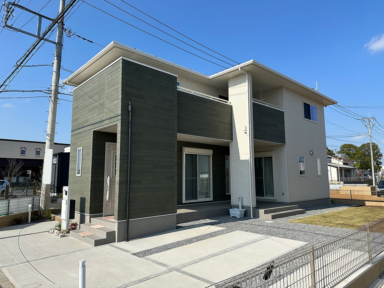 横尾材木店 【1900万円台】タイルデッキ・広々バルコニー／ファミリークローク／シンプルでかっこいいデザイン／床暖房の建築実例画像1