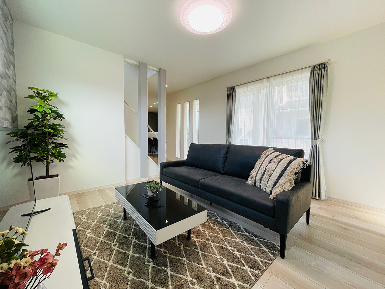 横尾材木店 【1900万円台】タイルデッキ・広々バルコニー／ファミリークローク／シンプルでかっこいいデザイン／床暖房の建築実例画像2