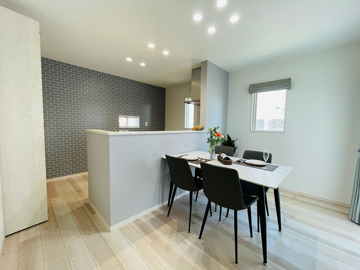 横尾材木店 【1900万円台】タイルデッキ・広々バルコニー／ファミリークローク／シンプルでかっこいいデザイン／床暖房の建築実例画像3