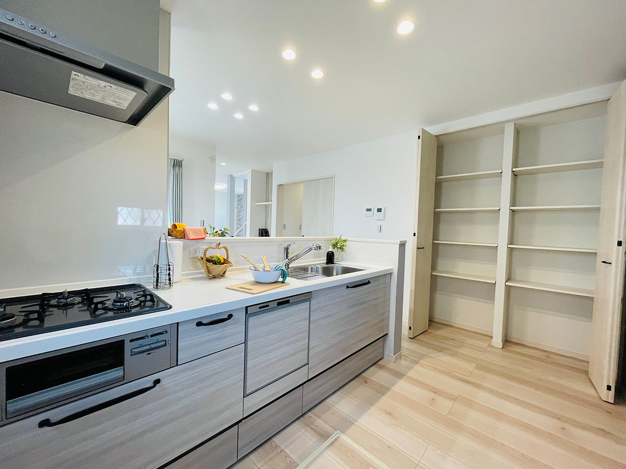 横尾材木店 【1900万円台】タイルデッキ・広々バルコニー／ファミリークローク／シンプルでかっこいいデザイン／床暖房の建築実例画像4