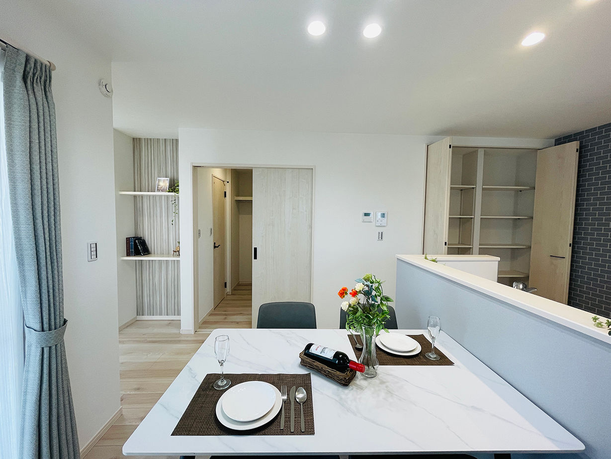 横尾材木店 【1900万円台】タイルデッキ・広々バルコニー／ファミリークローク／シンプルでかっこいいデザイン／床暖房の建築実例画像5