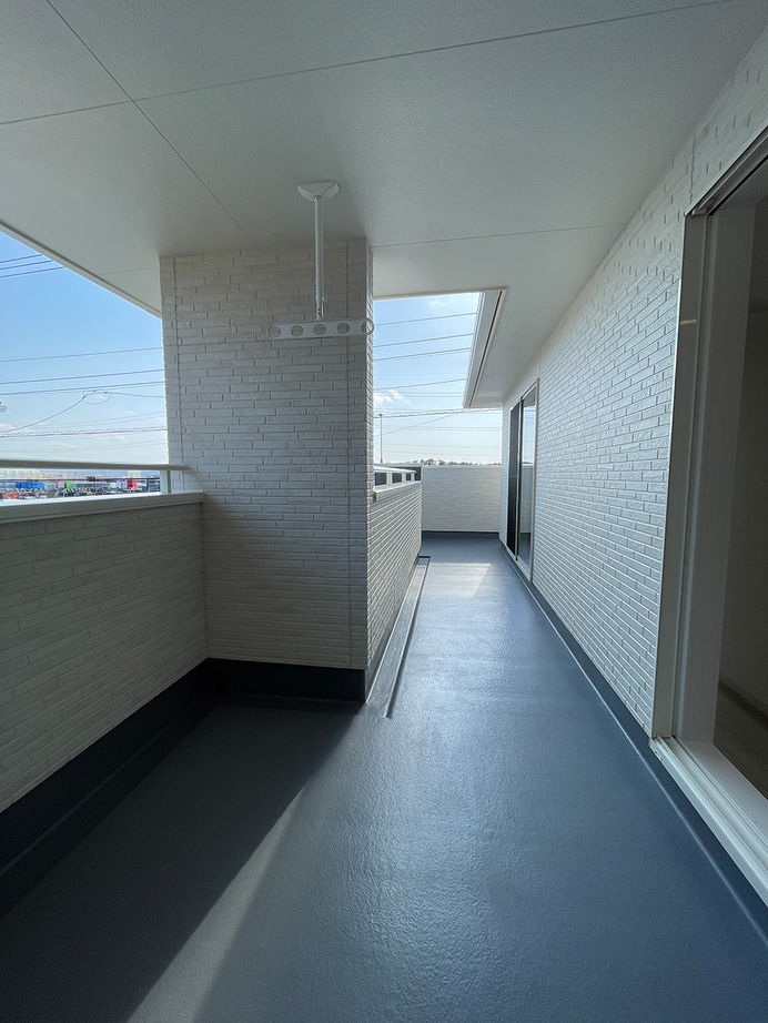 横尾材木店 【1900万円台】タイルデッキ・広々バルコニー／ファミリークローク／シンプルでかっこいいデザイン／床暖房の建築実例画像7