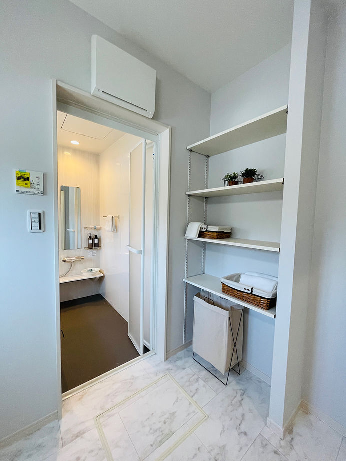 横尾材木店 【1900万円台】タイルデッキ・広々バルコニー／ファミリークローク／シンプルでかっこいいデザイン／床暖房の建築実例画像8