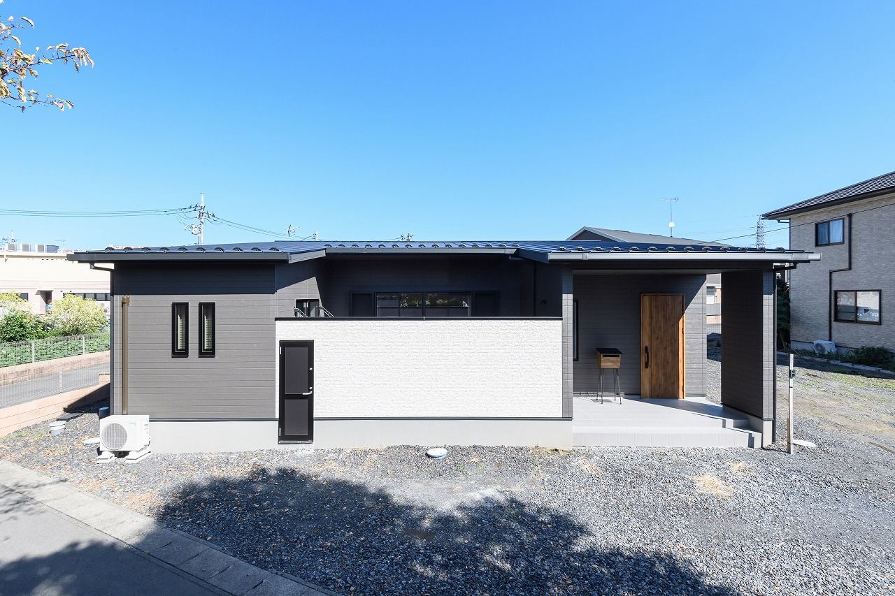 横尾材木店 【2700万円台】コの字型の平屋＋ウッドデッキ／愛犬と暮らす／ドッグラン／GRAFTEKT／横並びダイニングの建築実例画像1