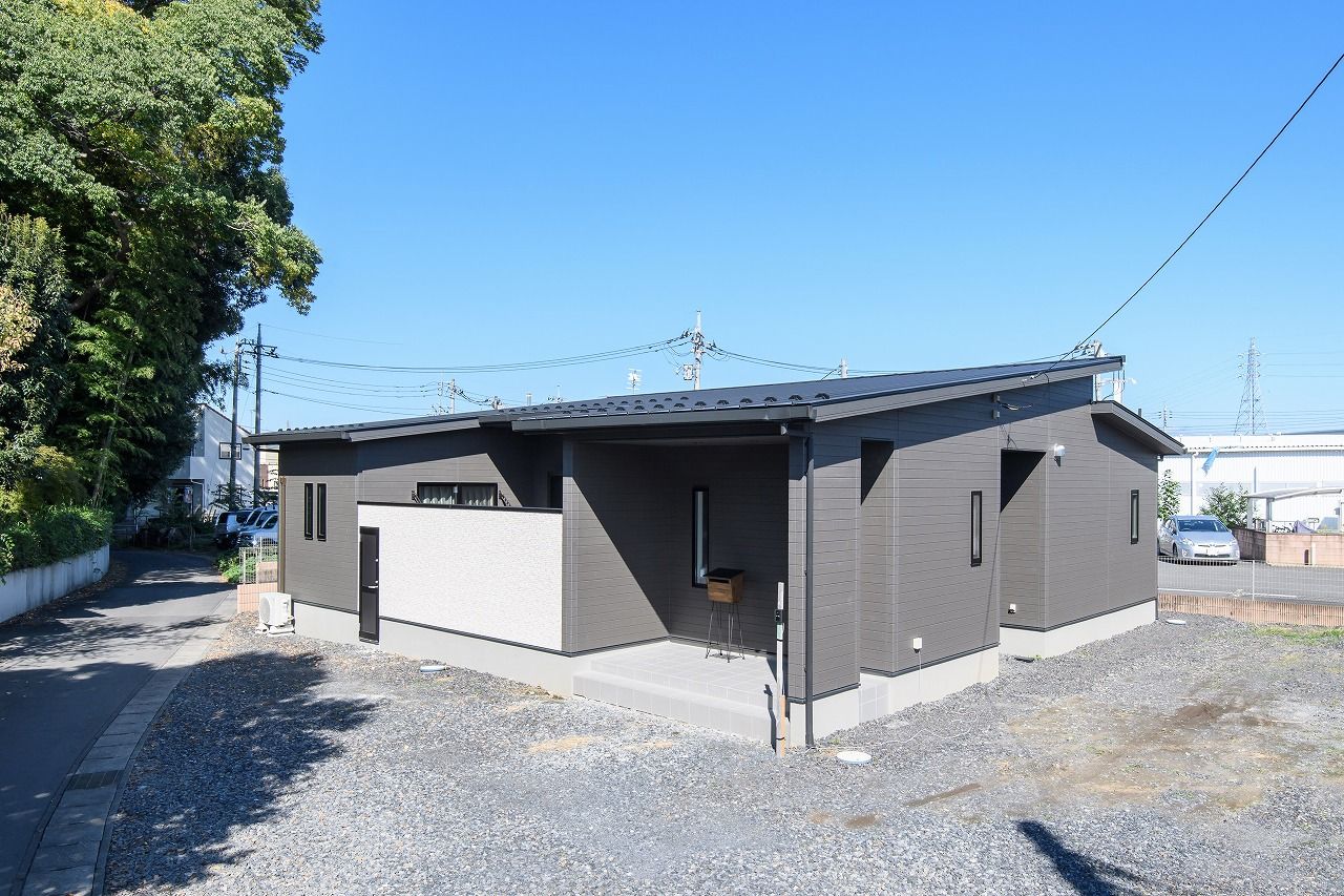 横尾材木店 【2700万円台】コの字型の平屋＋ウッドデッキ／愛犬と暮らす／ドッグラン／GRAFTEKT／横並びダイニングの建築実例画像2