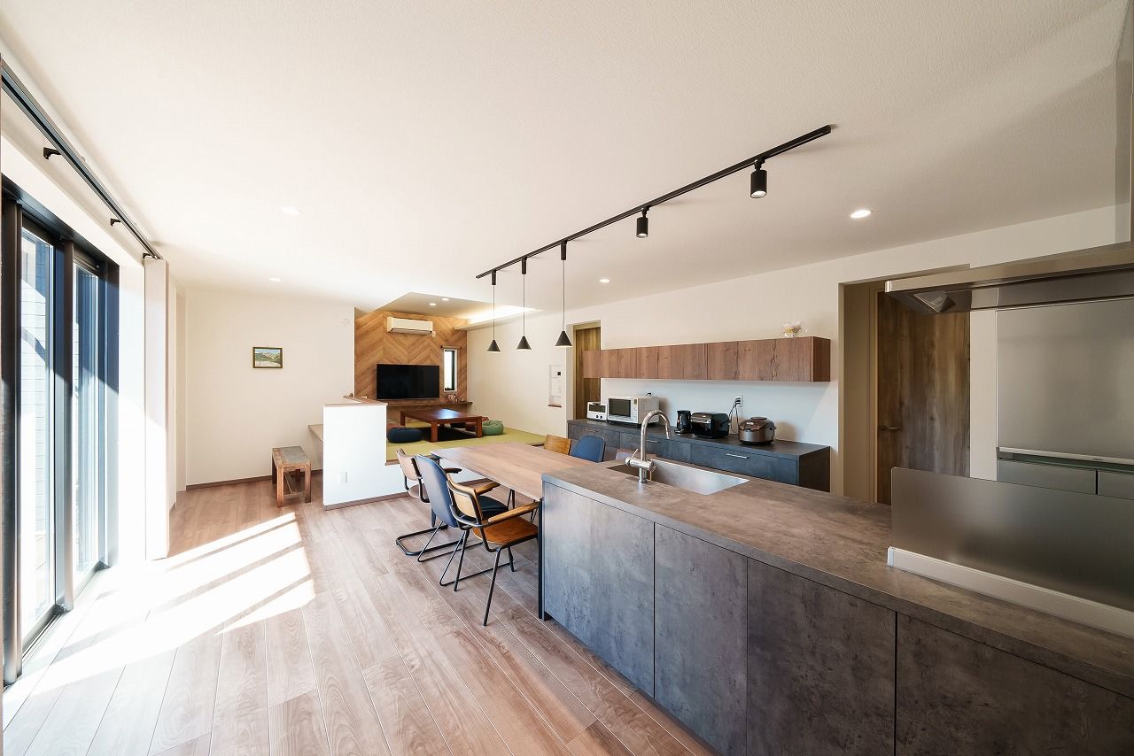 横尾材木店 【2700万円台】コの字型の平屋＋ウッドデッキ／愛犬と暮らす／ドッグラン／GRAFTEKT／横並びダイニングの建築実例画像3