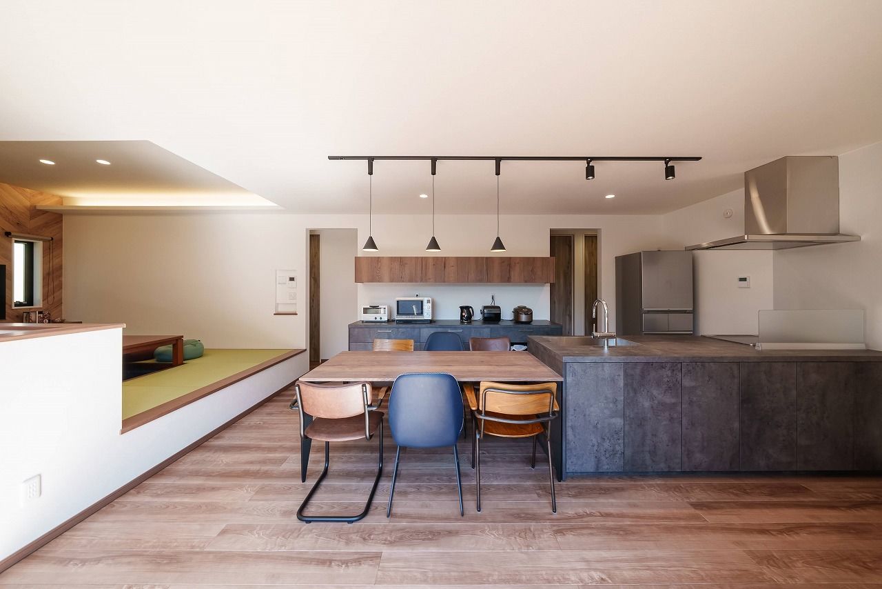 横尾材木店 【2700万円台】コの字型の平屋＋ウッドデッキ／愛犬と暮らす／ドッグラン／GRAFTEKT／横並びダイニングの建築実例画像4