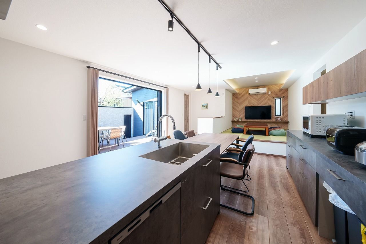 横尾材木店 【2700万円台】コの字型の平屋＋ウッドデッキ／愛犬と暮らす／ドッグラン／GRAFTEKT／横並びダイニングの建築実例画像5