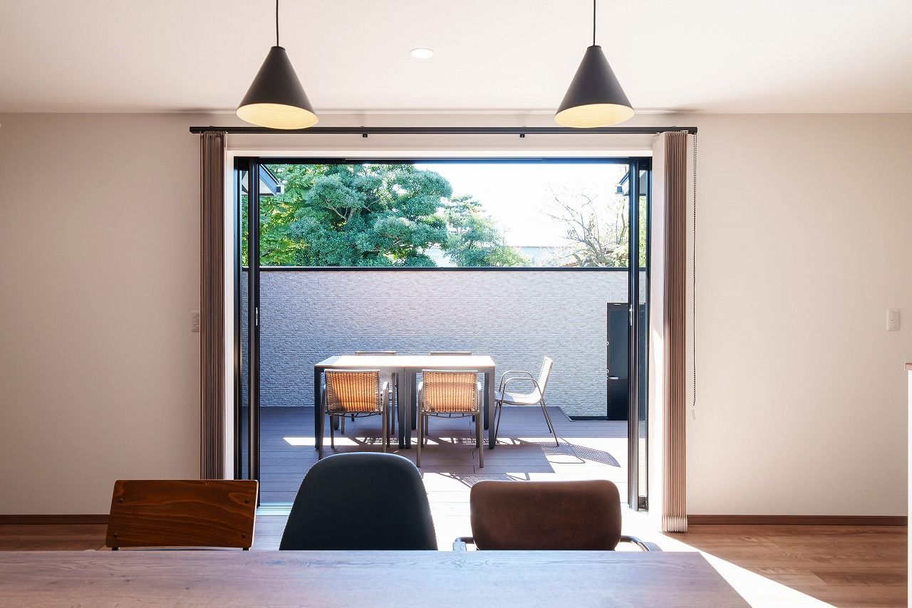 横尾材木店 【2700万円台】コの字型の平屋＋ウッドデッキ／愛犬と暮らす／ドッグラン／GRAFTEKT／横並びダイニングの建築実例画像6