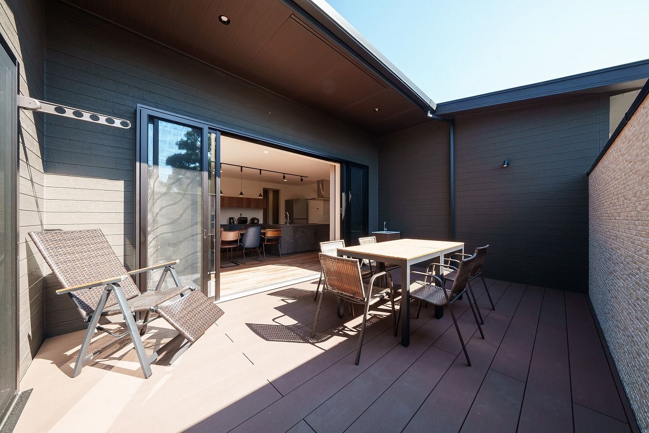 横尾材木店 【2700万円台】コの字型の平屋＋ウッドデッキ／愛犬と暮らす／ドッグラン／GRAFTEKT／横並びダイニングの建築実例画像7