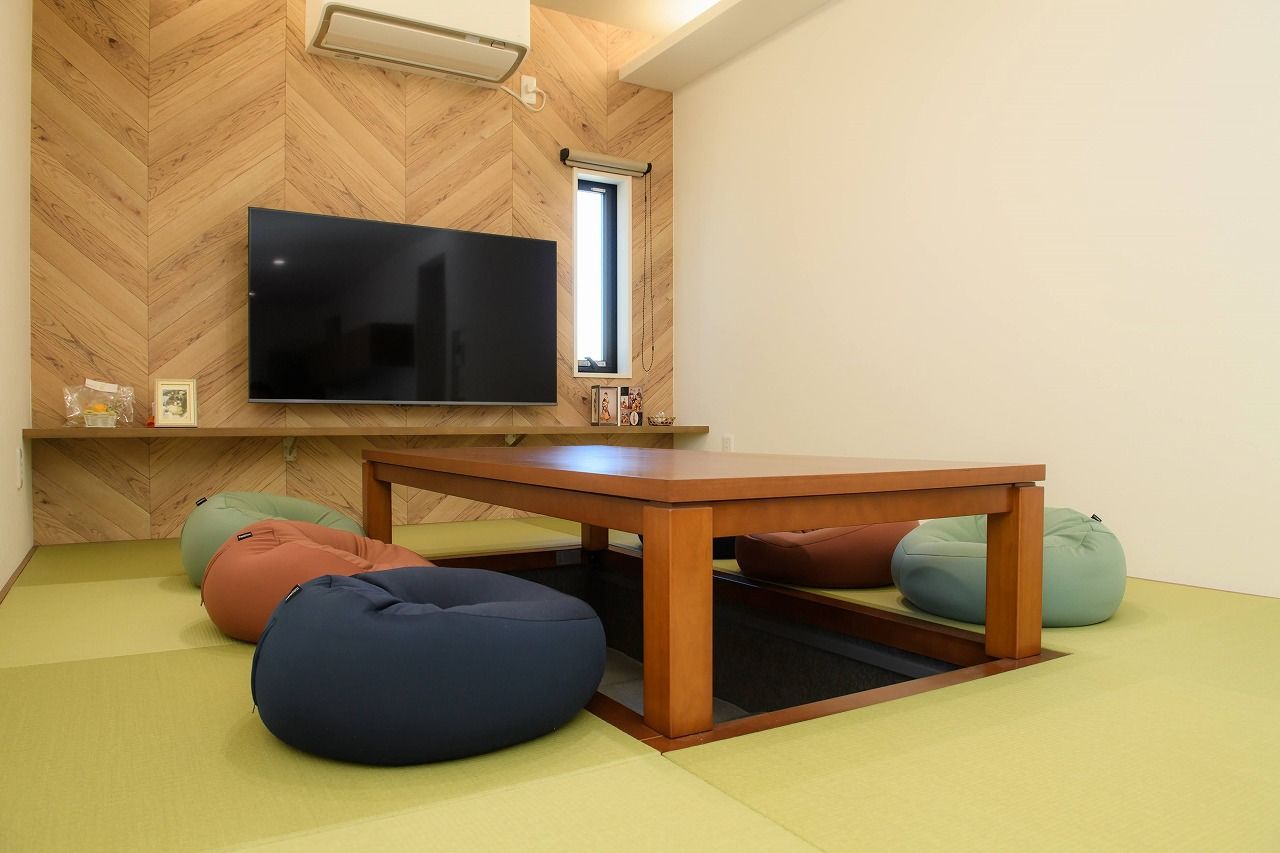 横尾材木店 【2700万円台】コの字型の平屋＋ウッドデッキ／愛犬と暮らす／ドッグラン／GRAFTEKT／横並びダイニングの建築実例画像8