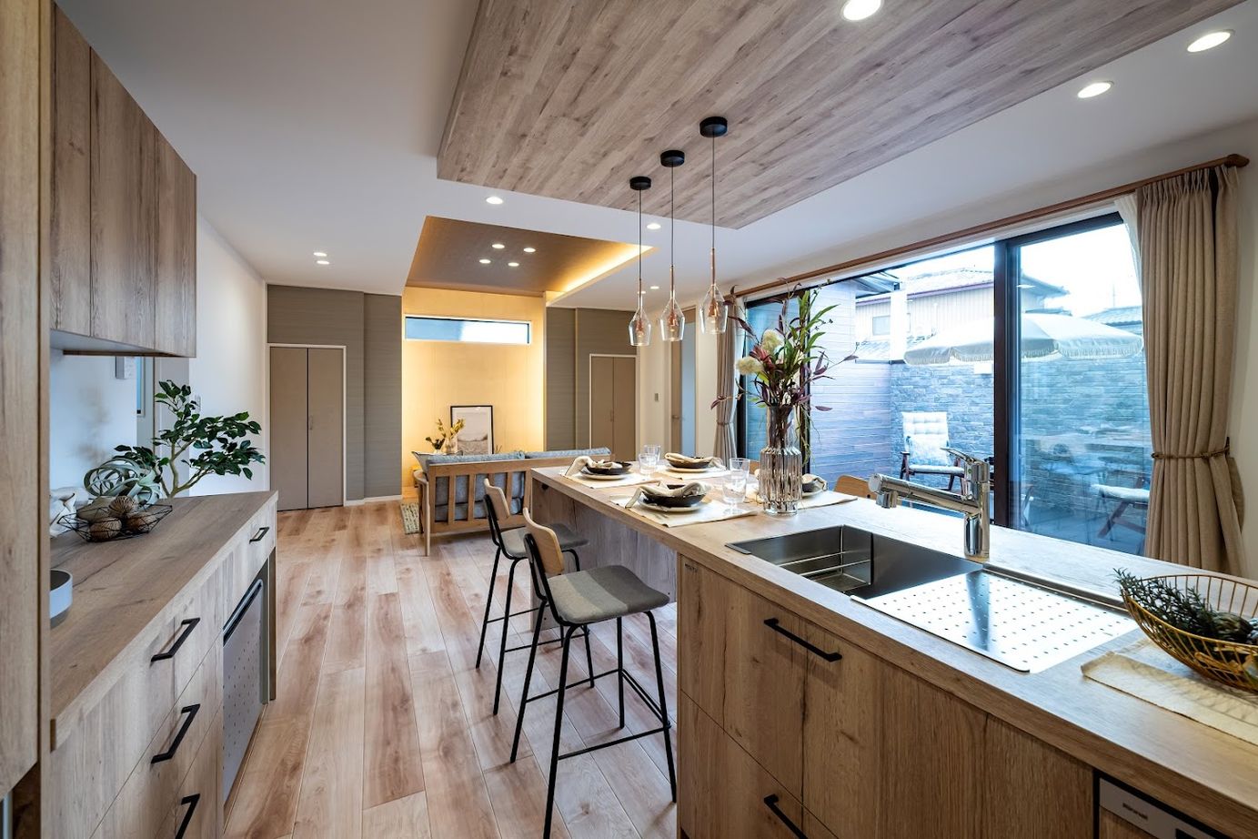 横尾材木店 【2600万円台】内と外を繋げるコの字型平屋／ウッドデッキ／プライバシーに配慮された設計／ヴィラスタイルの建築実例画像2