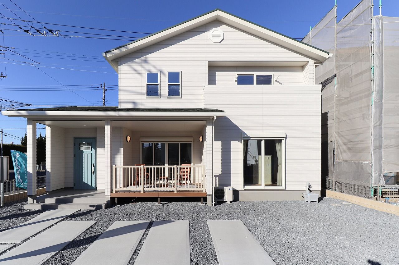 横尾材木店 【1800万円台】カリフォルニアスタイルのカバードポーチ／リビングの一部を小上がりにして空間をゾーニングの建築実例画像1