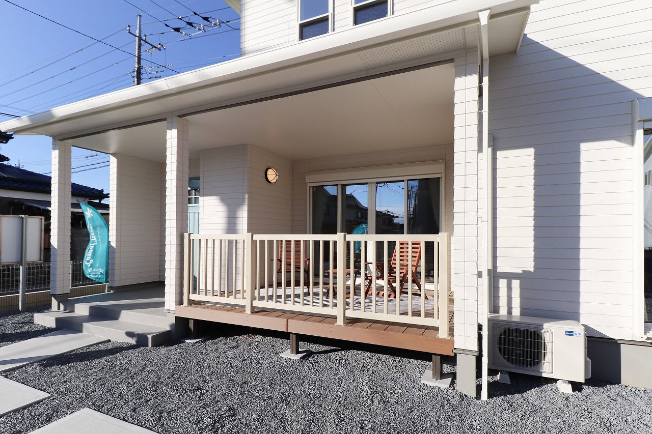 横尾材木店 【1800万円台】カリフォルニアスタイルのカバードポーチ／リビングの一部を小上がりにして空間をゾーニングの建築実例画像2