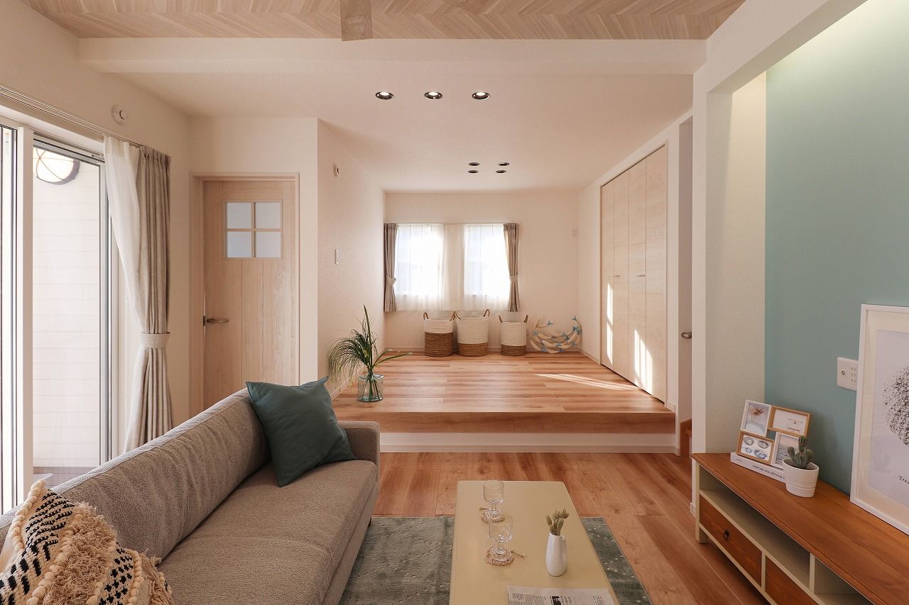 横尾材木店 【1800万円台】カリフォルニアスタイルのカバードポーチ／リビングの一部を小上がりにして空間をゾーニングの建築実例画像3