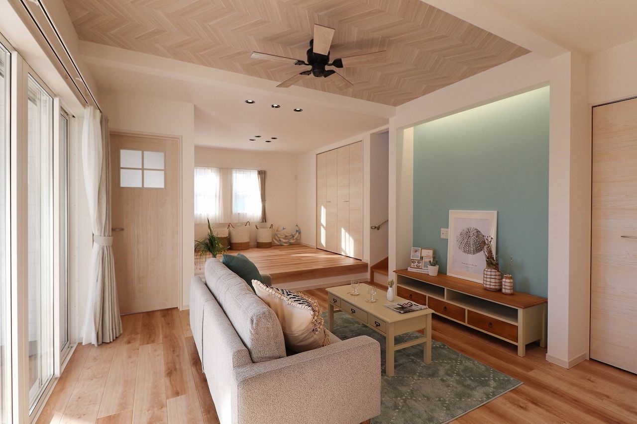 横尾材木店 【1800万円台】カリフォルニアスタイルのカバードポーチ／リビングの一部を小上がりにして空間をゾーニングの建築実例画像4