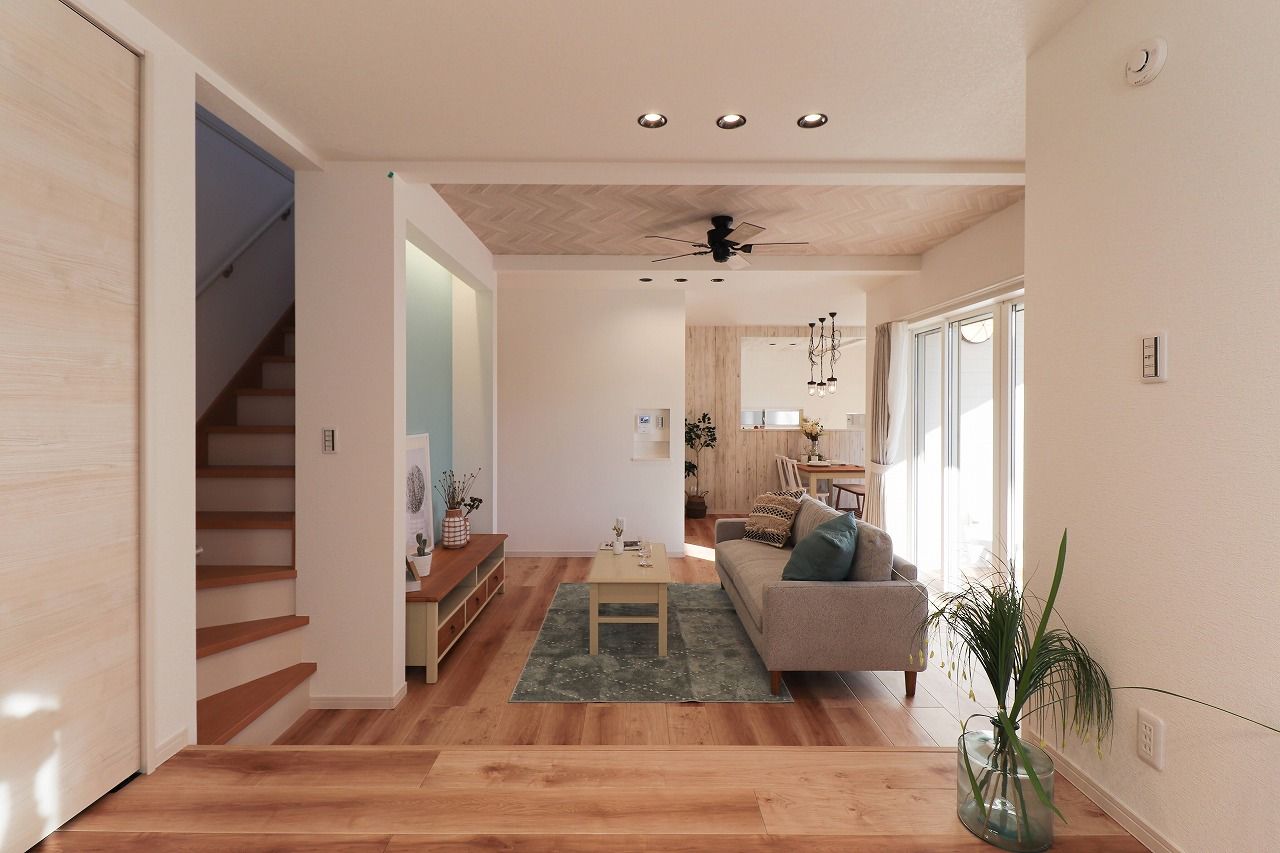 横尾材木店 【1800万円台】カリフォルニアスタイルのカバードポーチ／リビングの一部を小上がりにして空間をゾーニングの建築実例画像5