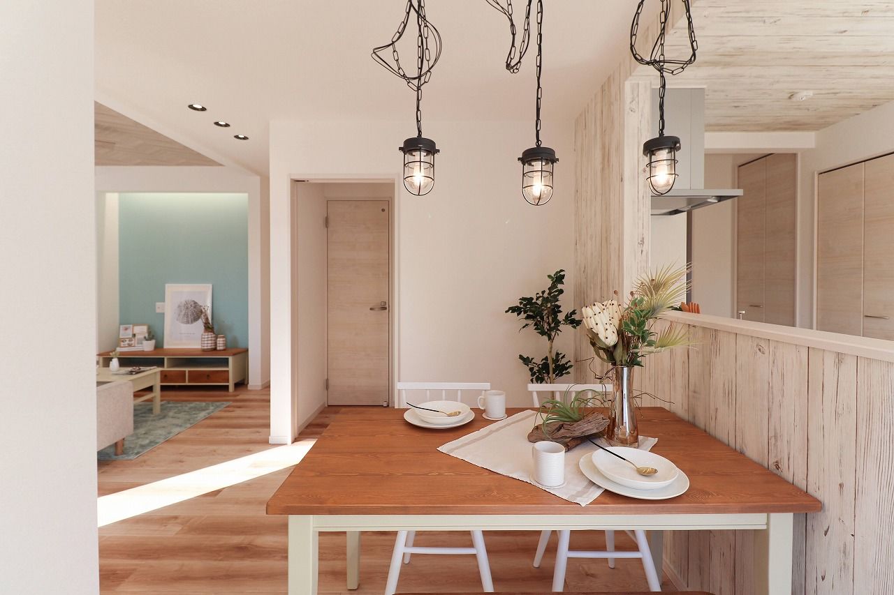 横尾材木店 【1800万円台】カリフォルニアスタイルのカバードポーチ／リビングの一部を小上がりにして空間をゾーニングの建築実例画像7