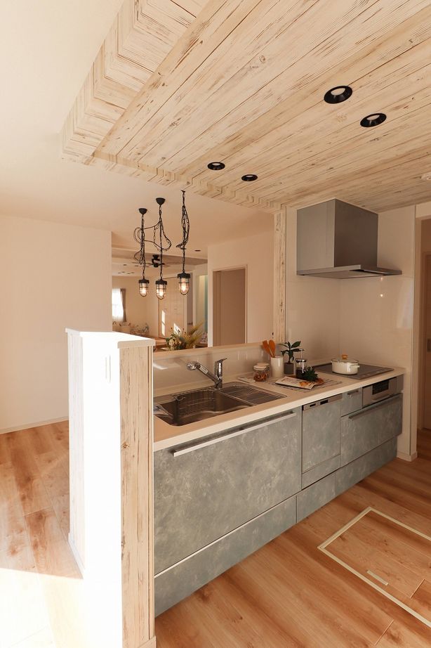 横尾材木店 【1800万円台】カリフォルニアスタイルのカバードポーチ／リビングの一部を小上がりにして空間をゾーニングの建築実例画像8