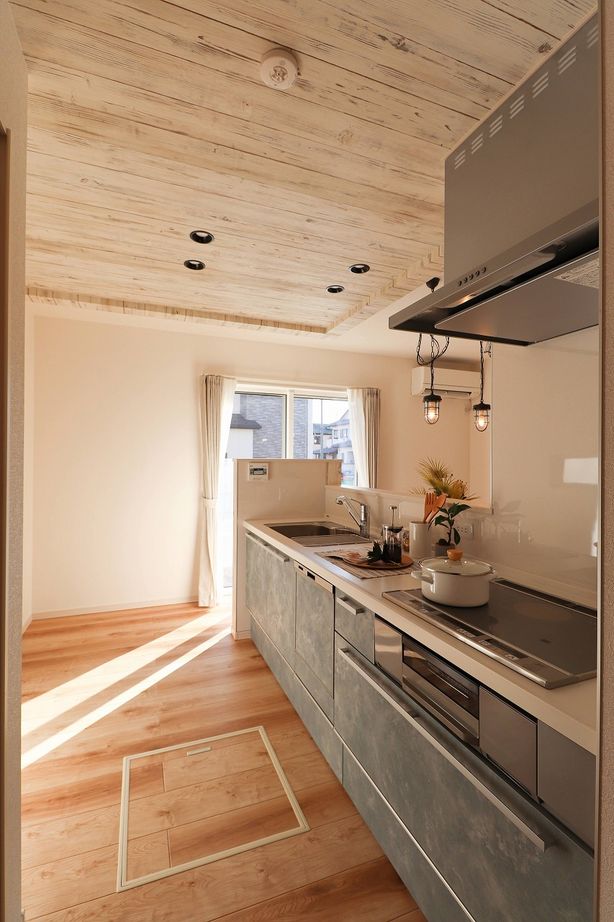 横尾材木店 【1800万円台】カリフォルニアスタイルのカバードポーチ／リビングの一部を小上がりにして空間をゾーニングの建築実例画像9