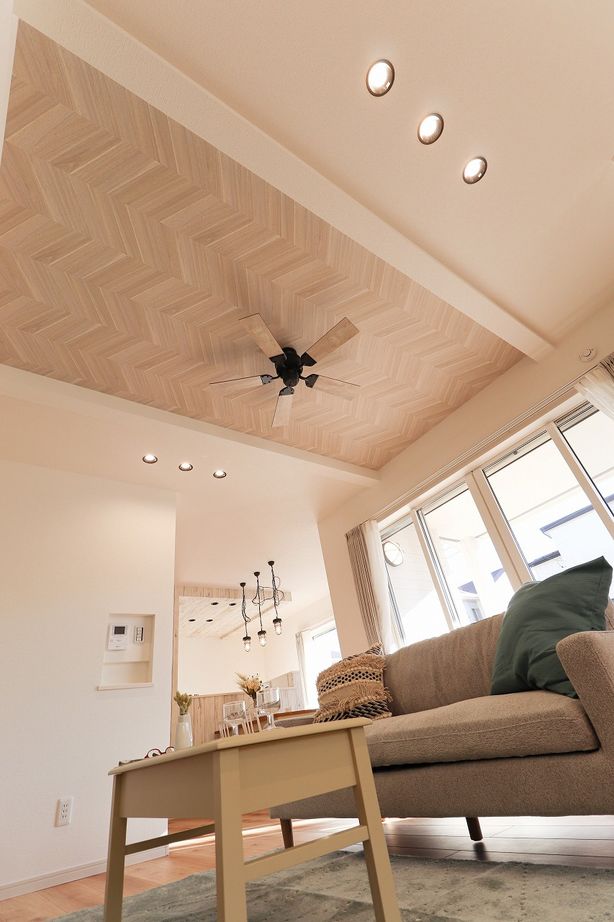 横尾材木店 【1800万円台】カリフォルニアスタイルのカバードポーチ／リビングの一部を小上がりにして空間をゾーニングの建築実例画像10