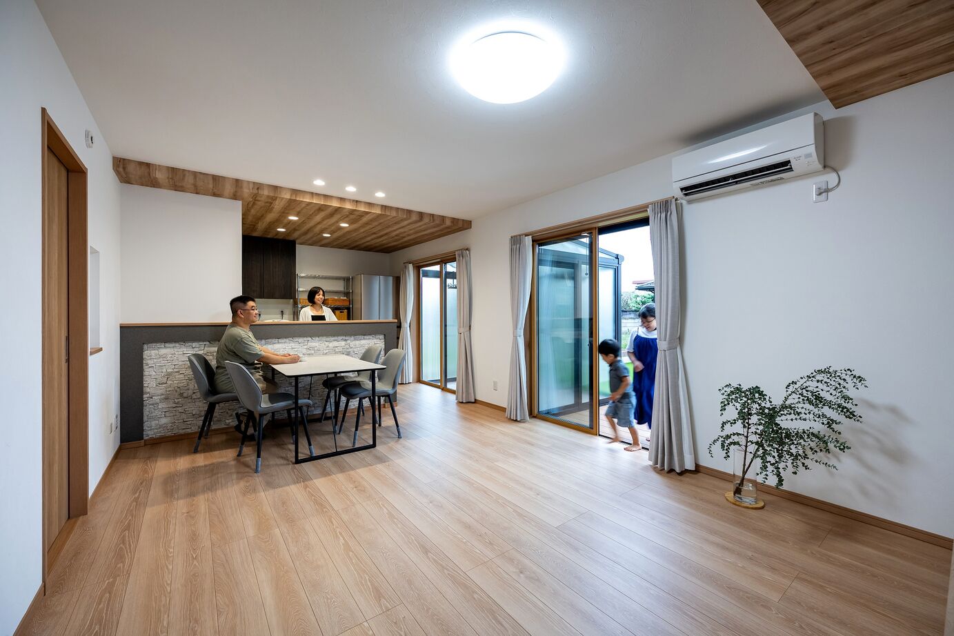 横尾材木店 【1900万円台】陽の光が差し込むセカンドリビング／サンルーム／回遊動線／BBQも楽しめるバルコニーの建築実例画像2