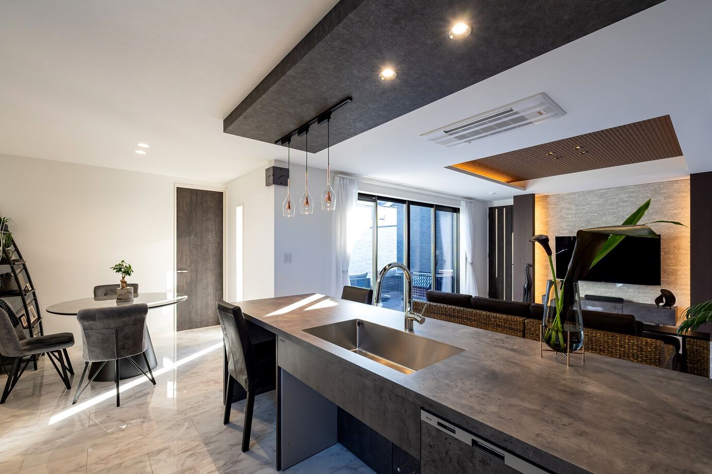 横尾材木店 【2700万円台】プライベート空間のウッドデッキ18帖／バリ・リゾート／GRAFTEKT／平屋の建築実例画像2