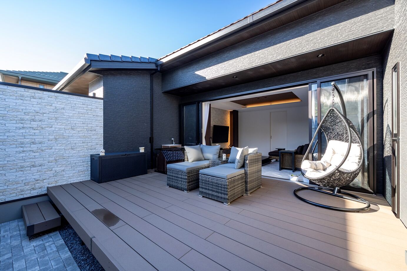 横尾材木店 【2700万円台】プライベート空間のウッドデッキ18帖／バリ・リゾート／GRAFTEKT／平屋の建築実例画像5