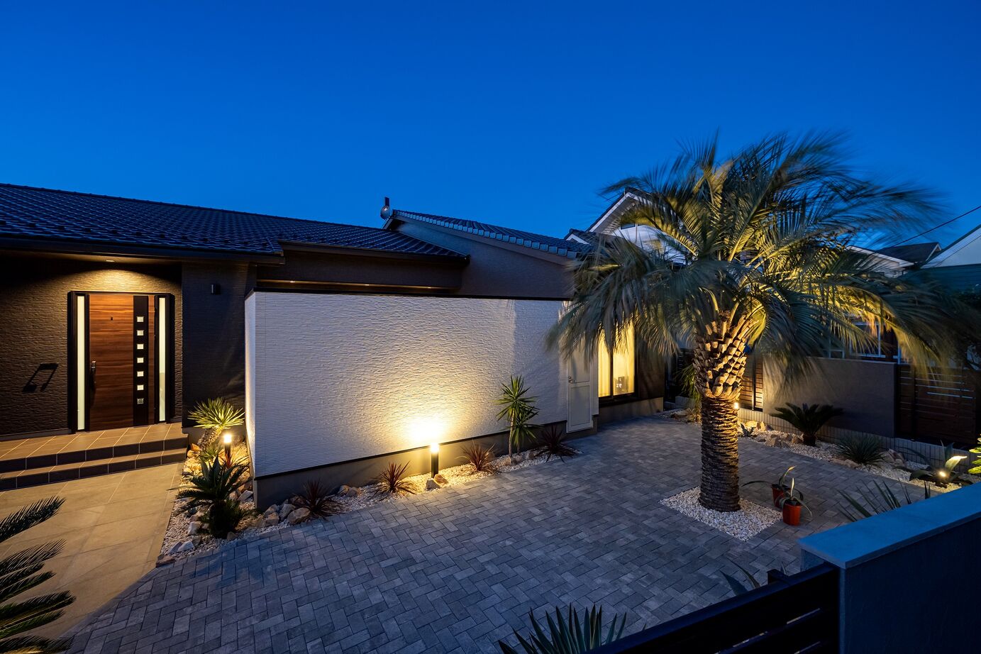 横尾材木店 【2700万円台】プライベート空間のウッドデッキ18帖／バリ・リゾート／GRAFTEKT／平屋の建築実例画像10