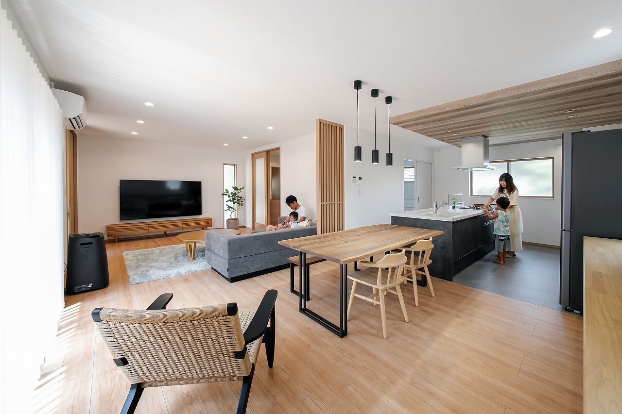 横尾材木店 【2000～2500万円】子育てが楽しくなる家／和モダン／3LDK／26畳の広々LDK／回遊動線／4畳の脱衣室兼家事室の建築実例画像2