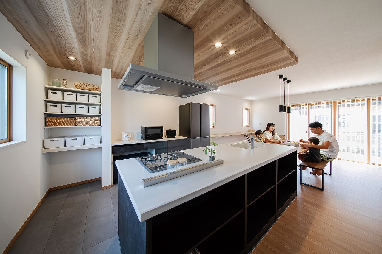 横尾材木店 【2000～2500万円】子育てが楽しくなる家／和モダン／3LDK／26畳の広々LDK／回遊動線／4畳の脱衣室兼家事室の建築実例画像3