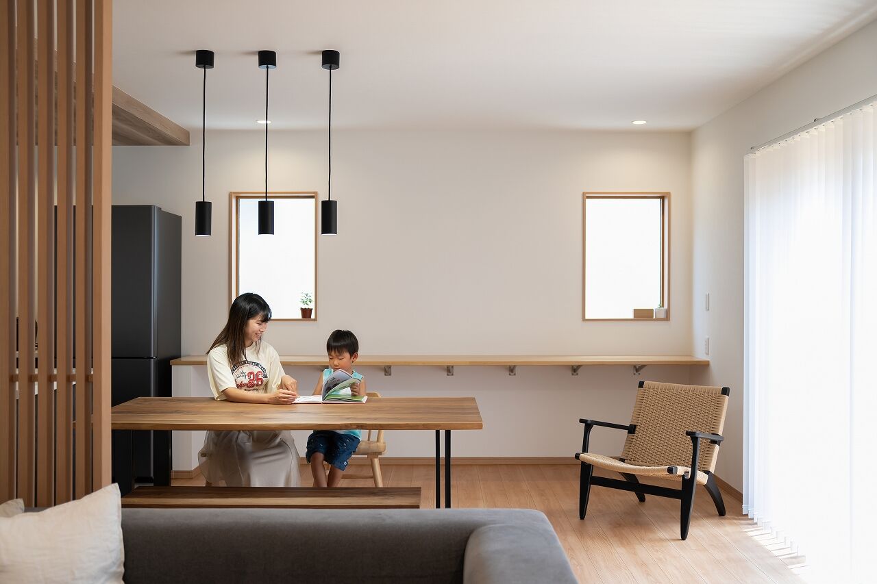 横尾材木店 【2000～2500万円】子育てが楽しくなる家／和モダン／3LDK／26畳の広々LDK／回遊動線／4畳の脱衣室兼家事室の建築実例画像4
