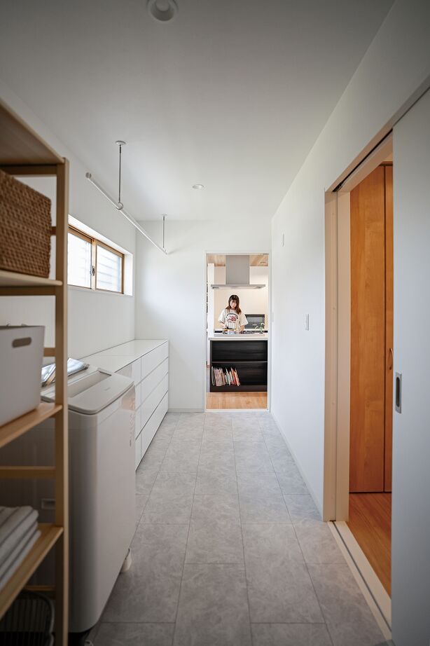 横尾材木店 【2000～2500万円】子育てが楽しくなる家／和モダン／3LDK／26畳の広々LDK／回遊動線／4畳の脱衣室兼家事室の建築実例画像5