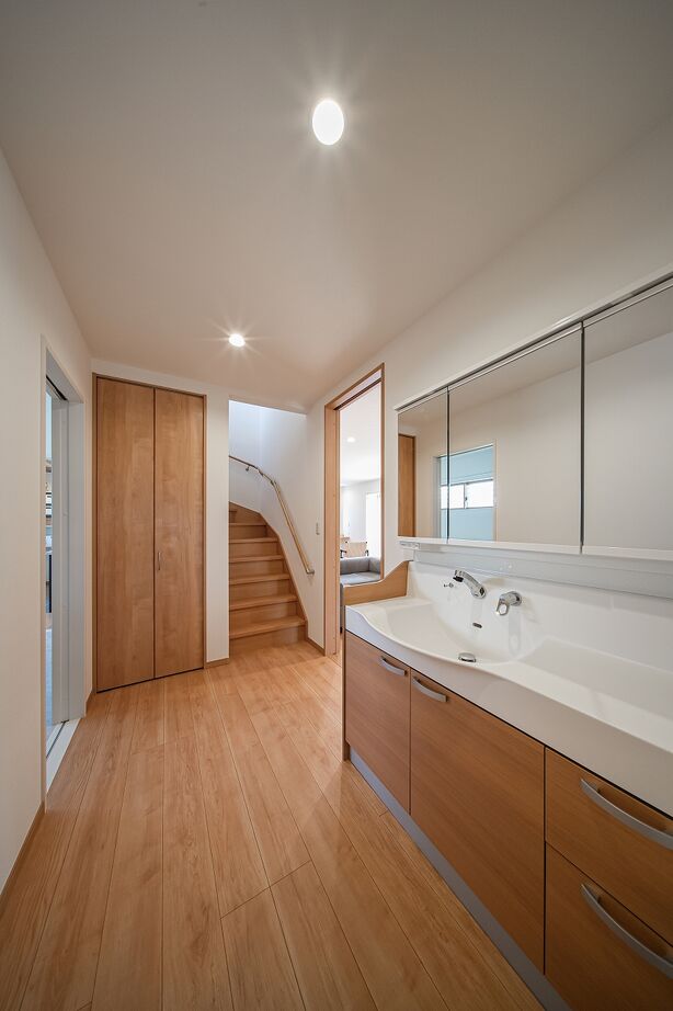 横尾材木店 【2000～2500万円】子育てが楽しくなる家／和モダン／3LDK／26畳の広々LDK／回遊動線／4畳の脱衣室兼家事室の建築実例画像6