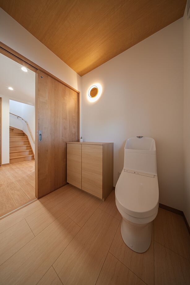 横尾材木店 【2000～2500万円】子育てが楽しくなる家／和モダン／3LDK／26畳の広々LDK／回遊動線／4畳の脱衣室兼家事室の建築実例画像7