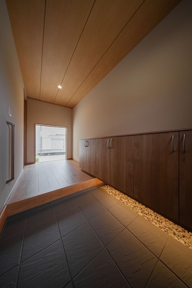 横尾材木店 【2000～2500万円】子育てが楽しくなる家／和モダン／3LDK／26畳の広々LDK／回遊動線／4畳の脱衣室兼家事室の建築実例画像8