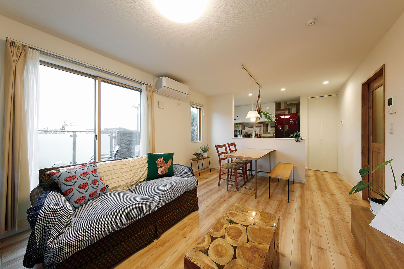 住宅情報館 【2階リビング】ゆっくり流れる時間を楽しみ、自然が身近感じられる「アトリエ」のある住まいの建築実例画像