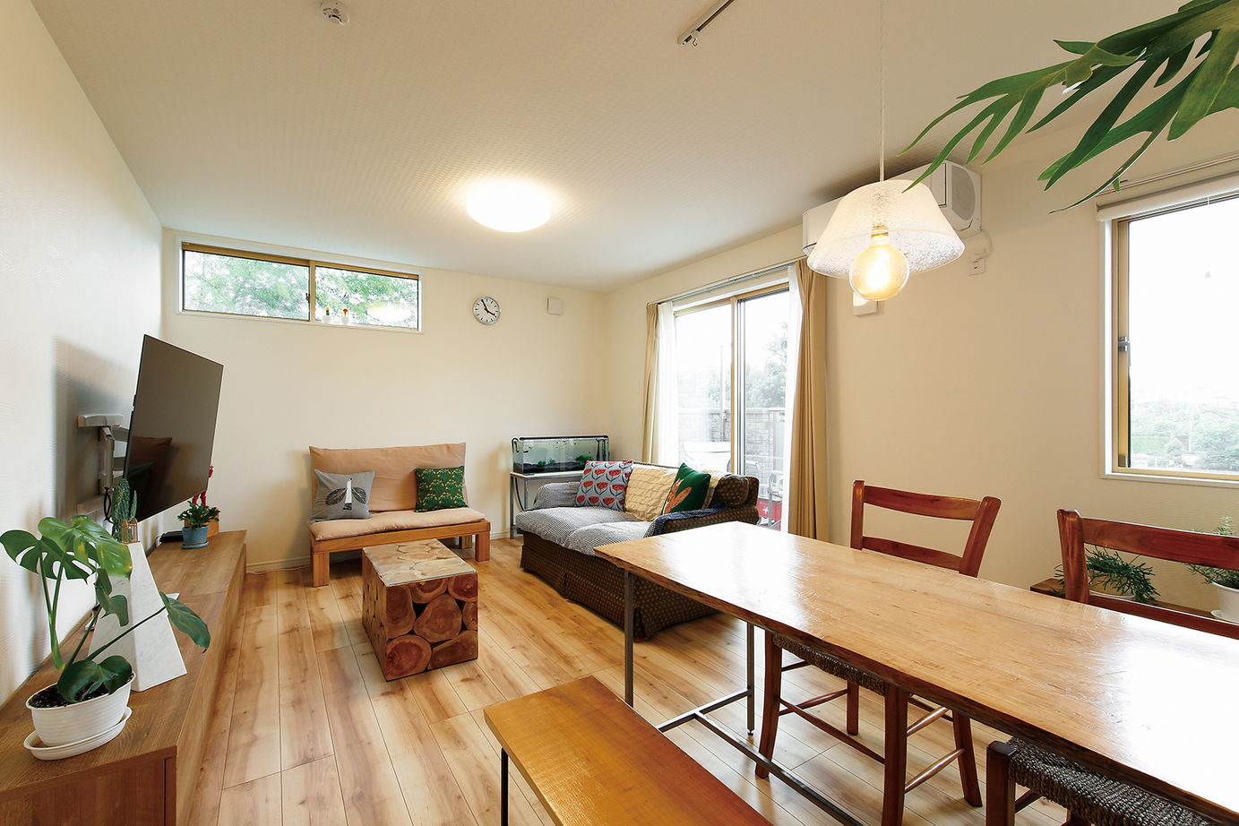 住宅情報館 【2階リビング】ゆっくり流れる時間を楽しみ、自然が身近感じられる「アトリエ」のある住まいの建築実例画像2