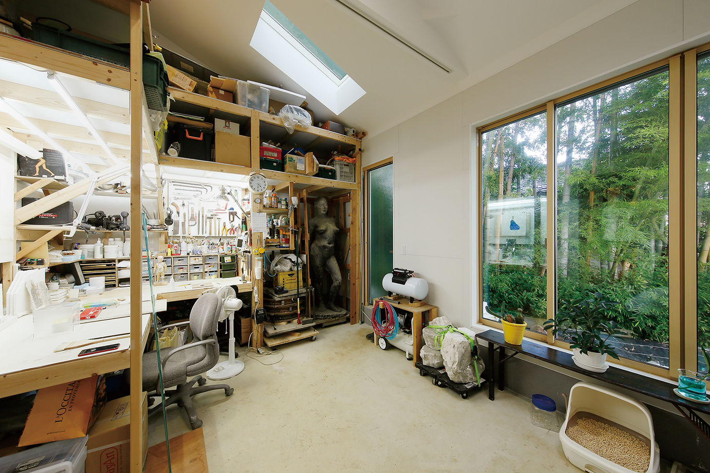 住宅情報館 【2階リビング】ゆっくり流れる時間を楽しみ、自然が身近感じられる「アトリエ」のある住まいの建築実例画像6