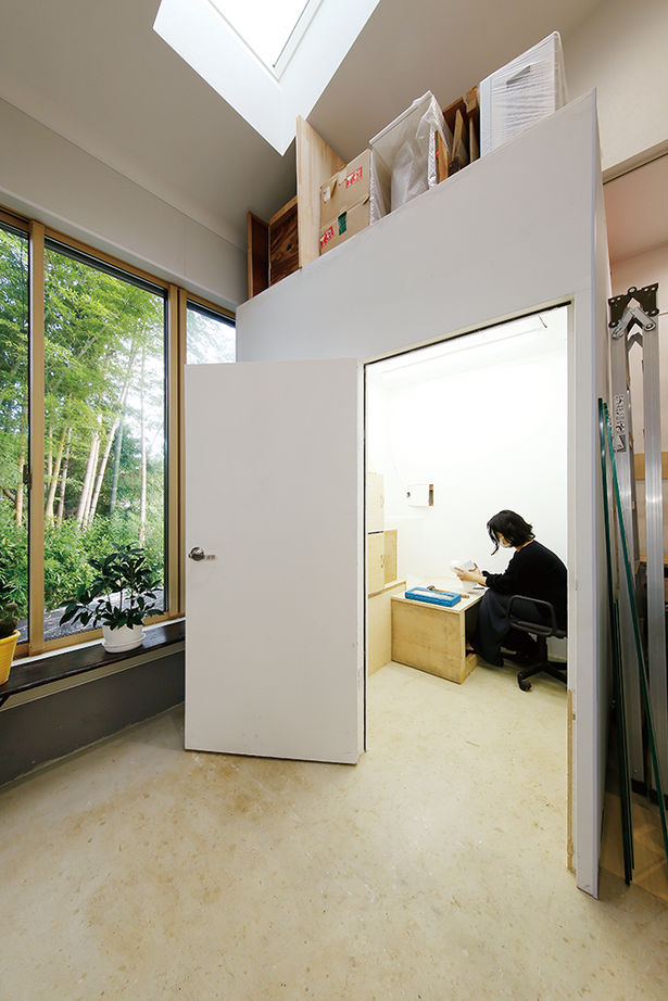 住宅情報館 【2階リビング】ゆっくり流れる時間を楽しみ、自然が身近感じられる「アトリエ」のある住まいの建築実例画像8